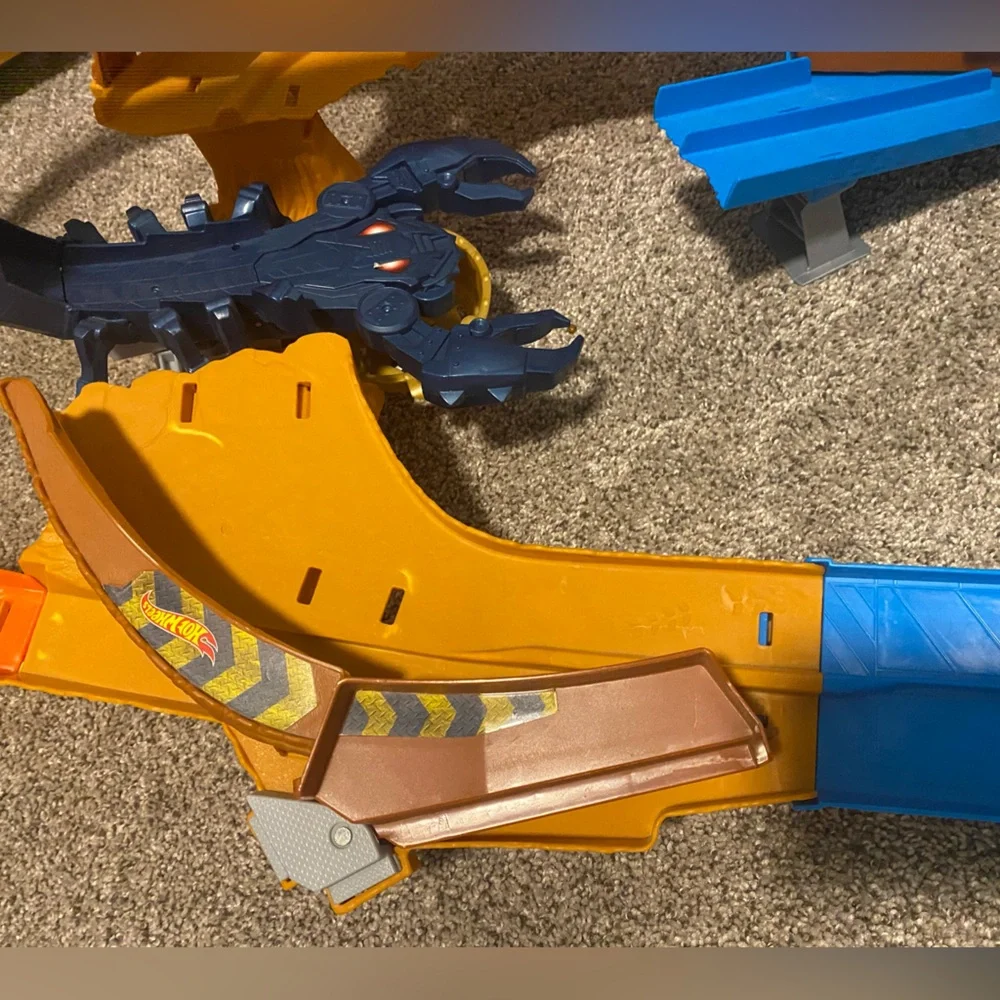 Hot Wheels Monster Trucks Scorpion String Raceway Track Set - Picture 5 of 8